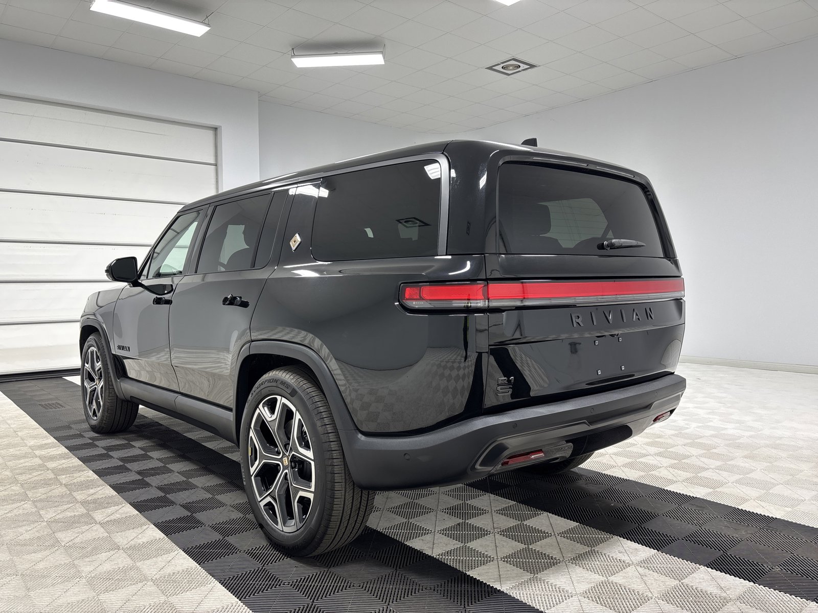 Used 2025 Rivian R1S Adventure AWD/4WD image 3