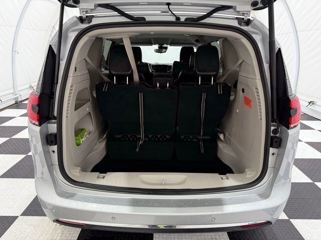 Used 2024 Chrysler Pacifica Touring-L image 4