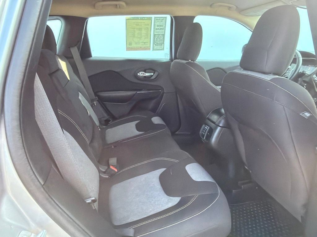 Used 2016 Jeep Cherokee Sport w/ Cold Weather Group FWD image 7