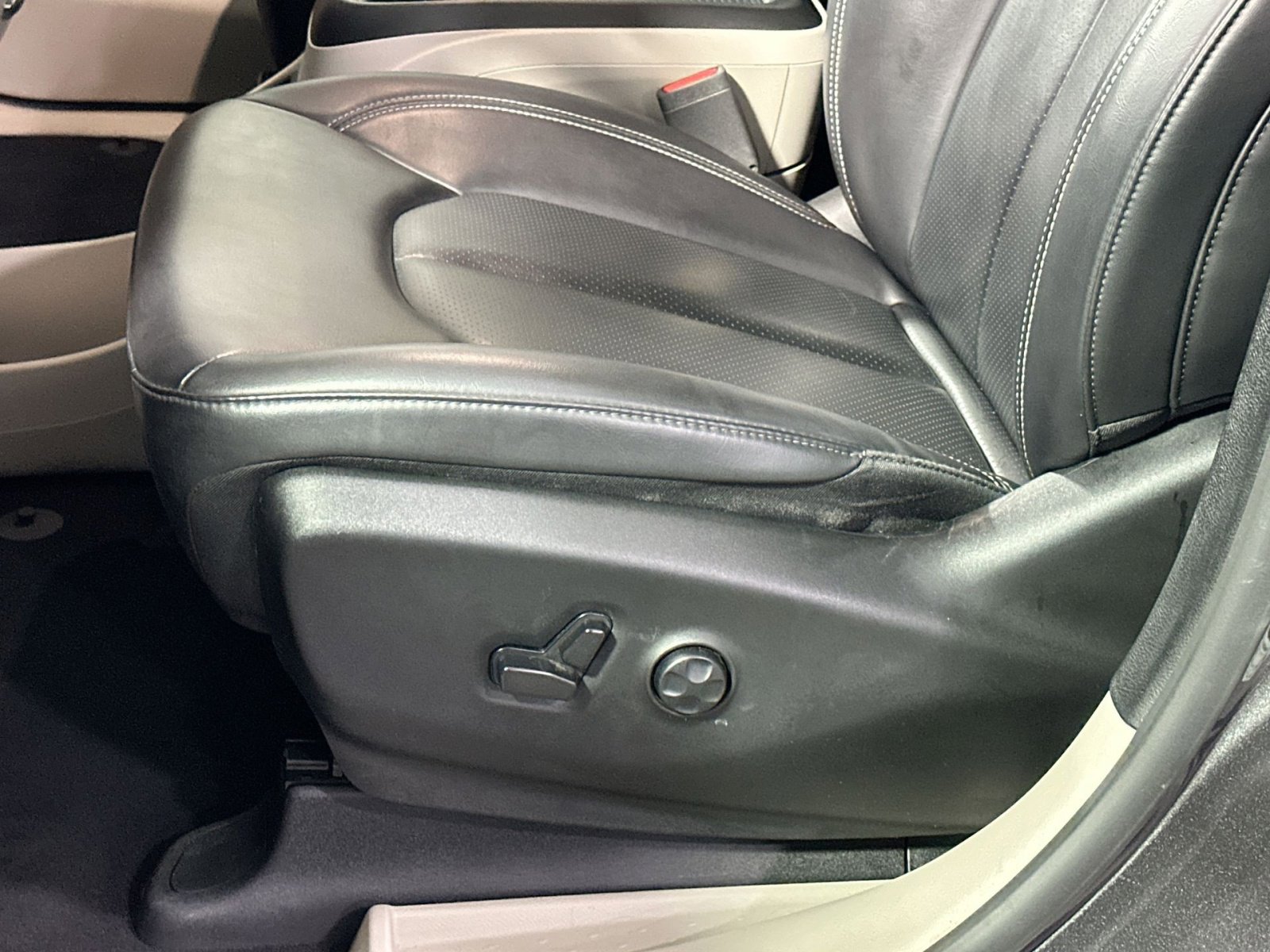 Used 2023 Chrysler Pacifica Touring-L image 14