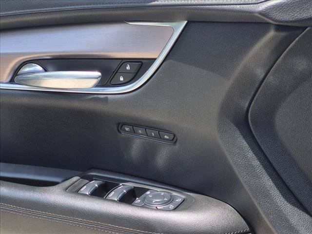 Used 2017 Cadillac XT5 Luxury FWD image 2