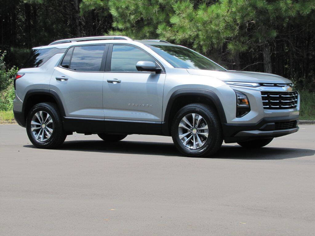 Used 2025 Chevrolet Equinox LT w/ Convenience Package II image 3