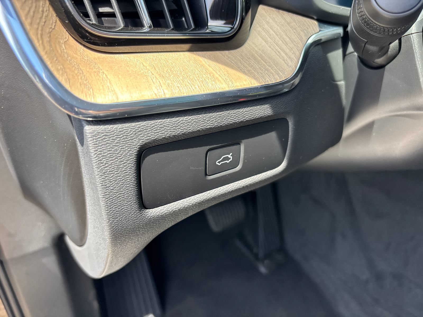 New 2026 Volvo XC60 B5 Ultra w/ Protection Package Premier AWD/4WD image 14
