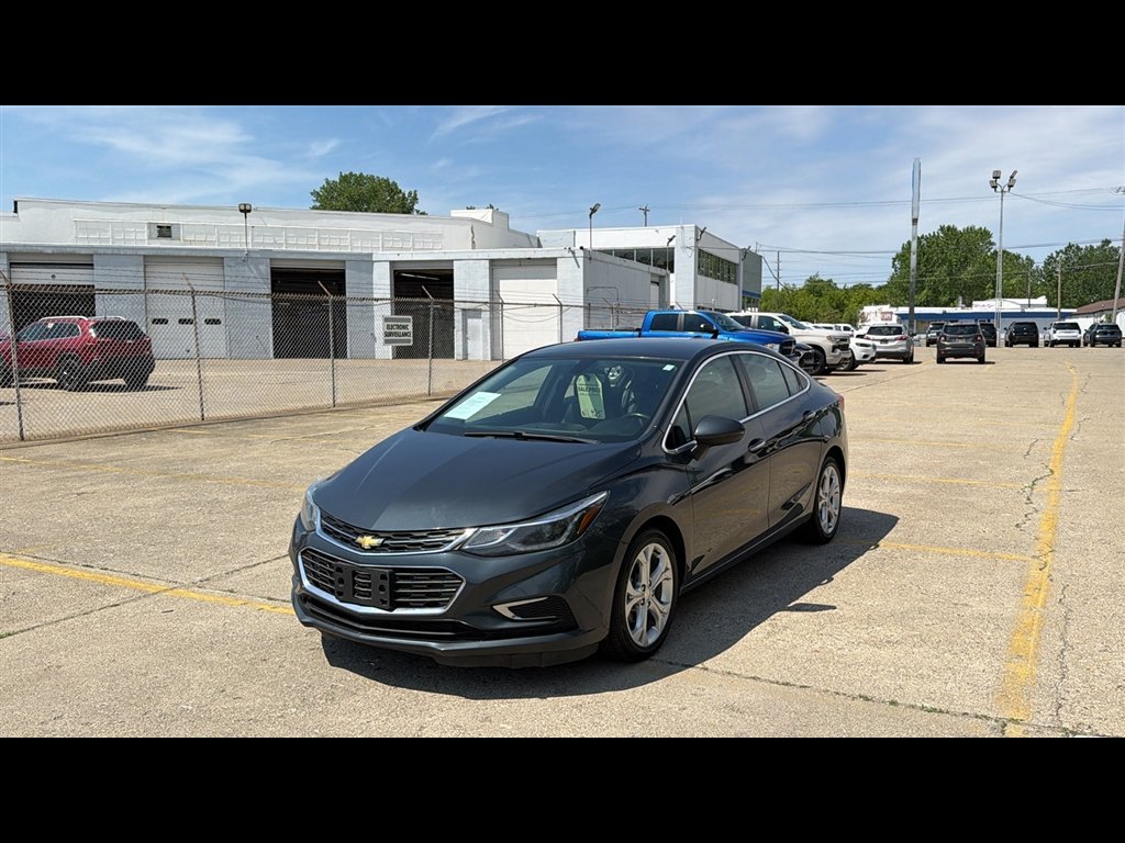 Used 2018 Chevrolet Cruze Premier FWD image 2
