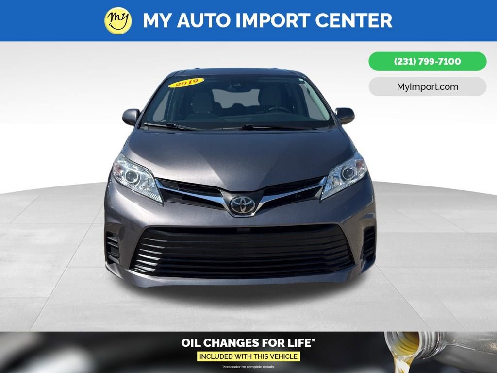 Used 2019 Toyota Sienna LE image 2