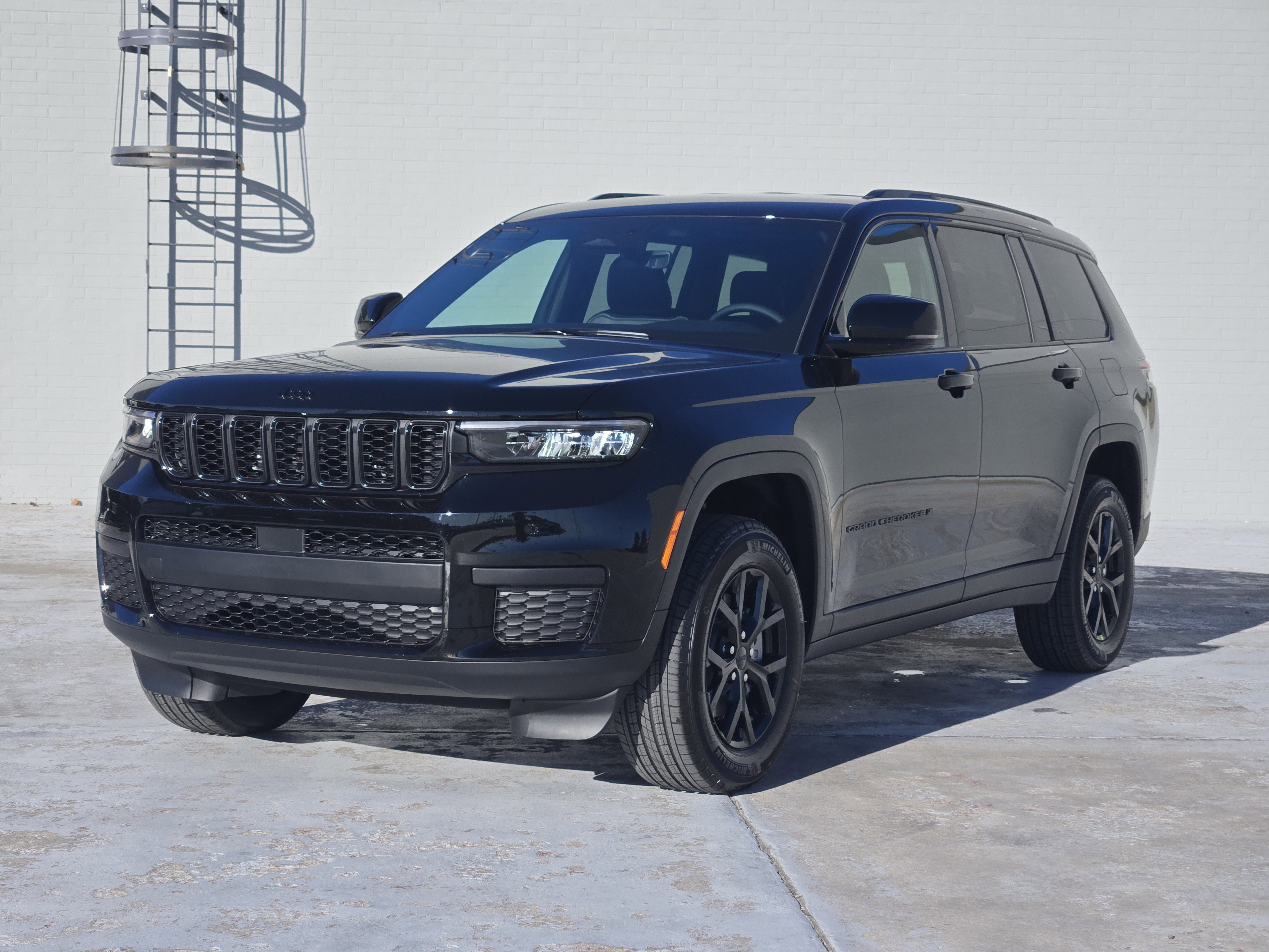 New 2025 Jeep Grand Cherokee L Laredo image 2