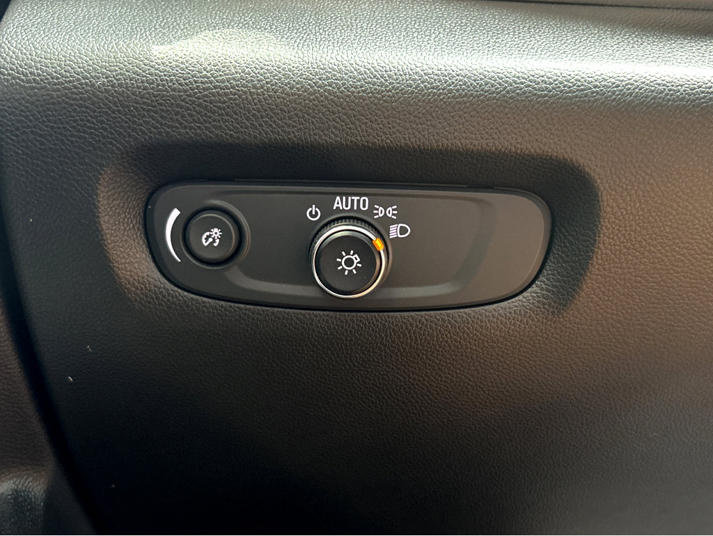 Used 2023 Chevrolet Traverse LT w/ LT Premium Package FWD image 15
