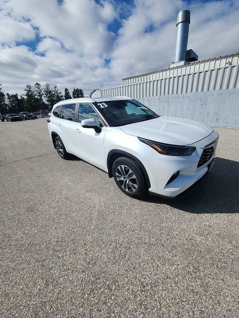 Used 2023 Toyota Highlander XLE image 3