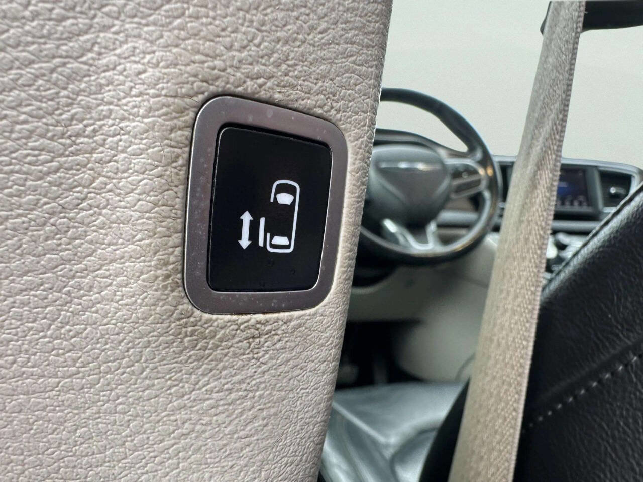 Used 2019 Chrysler Pacifica Touring-L image 36