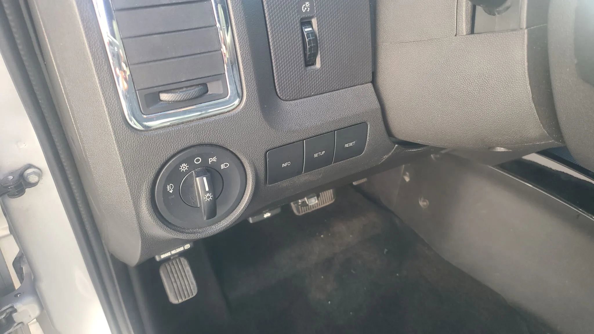 Used 2011 Ford Escape Limited w/ 301A Rapid Spec Order Code FWD image 23