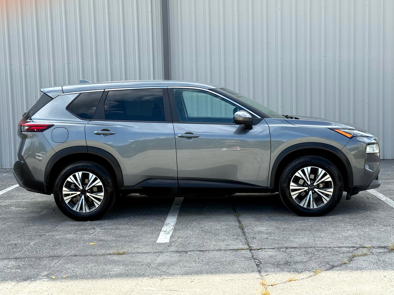 Used 2023 Nissan Rogue SV image 3