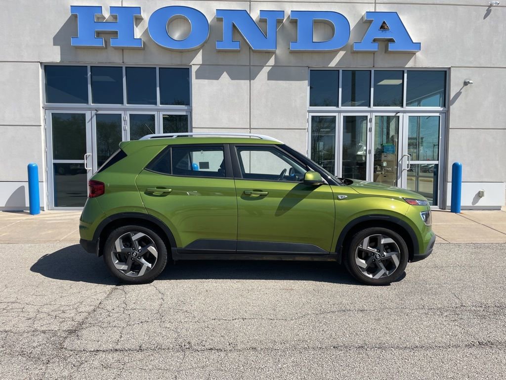 Used 2024 Hyundai Venue SEL FWD image 4