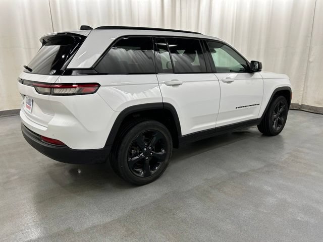 Used 2024 Jeep Grand Cherokee Altitude AWD/4WD image 4