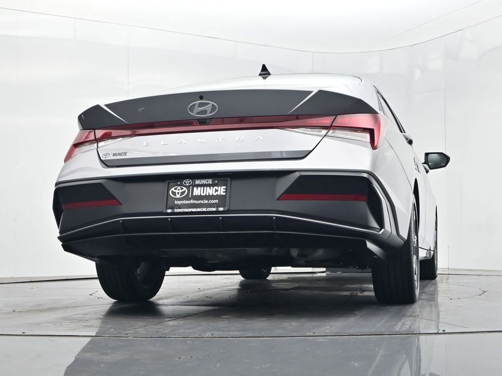 Used 2025 Hyundai Elantra SEL FWD image 48