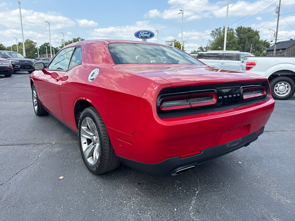 Used 2016 Dodge Challenger SXT RWD image 9