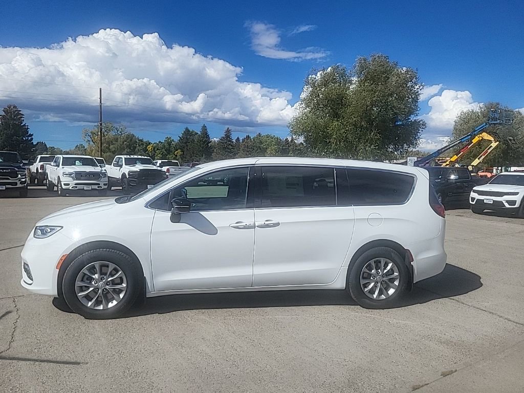 New 2026 Chrysler Pacifica Select image 3