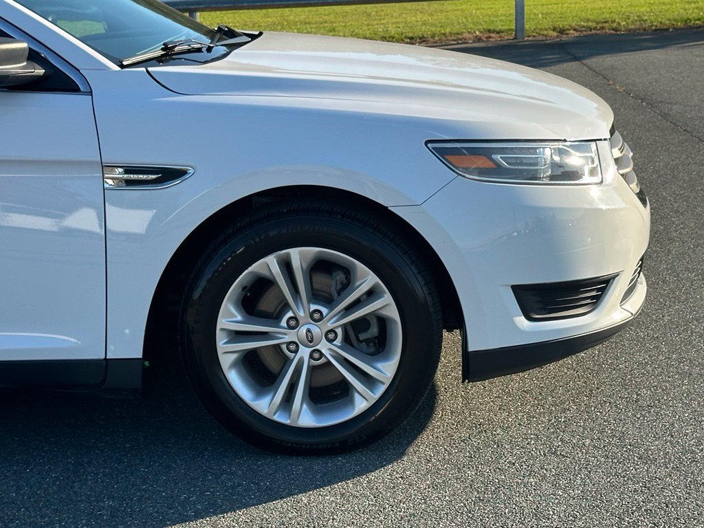 Used 2018 Ford Taurus SE FWD image 38