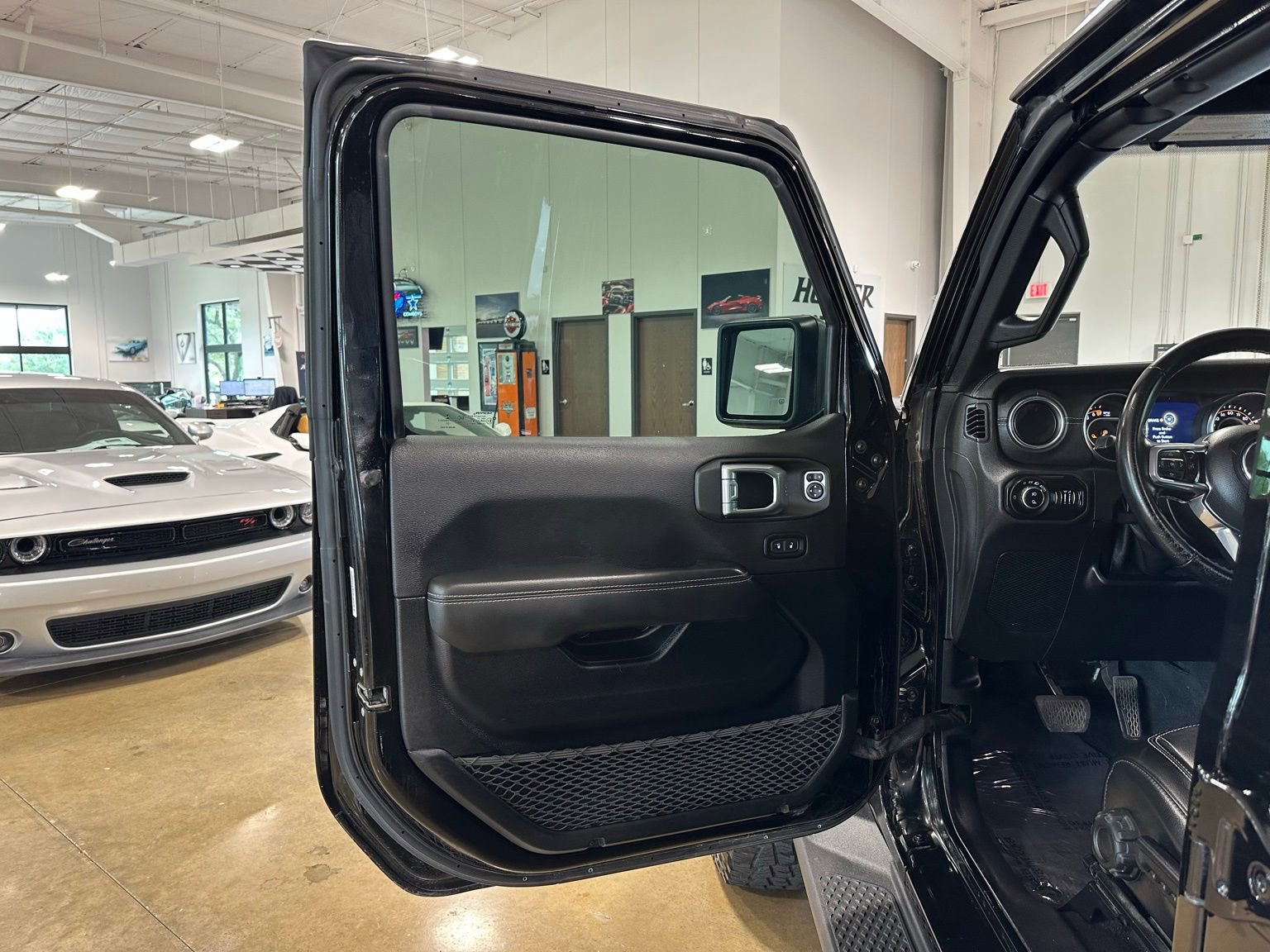 Used 2021 Jeep Gladiator Overland w/ Popular Equipment Package AWD/4WD image 11