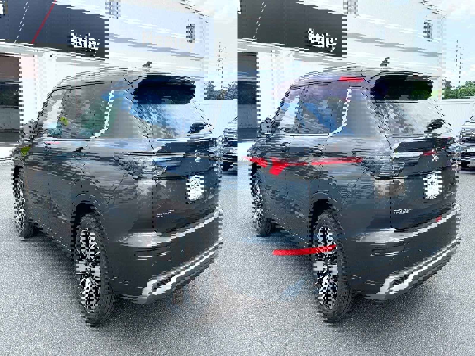 New 2025 Mitsubishi Outlander AWD image 2