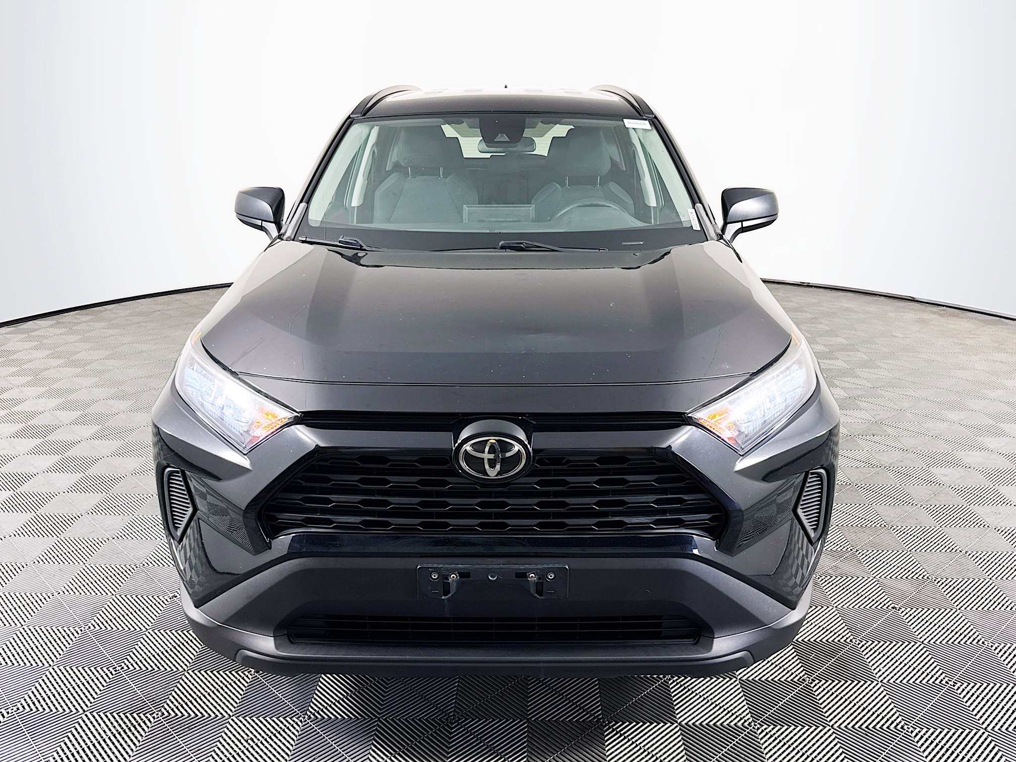 Used 2019 Toyota RAV4 LE FWD image 2