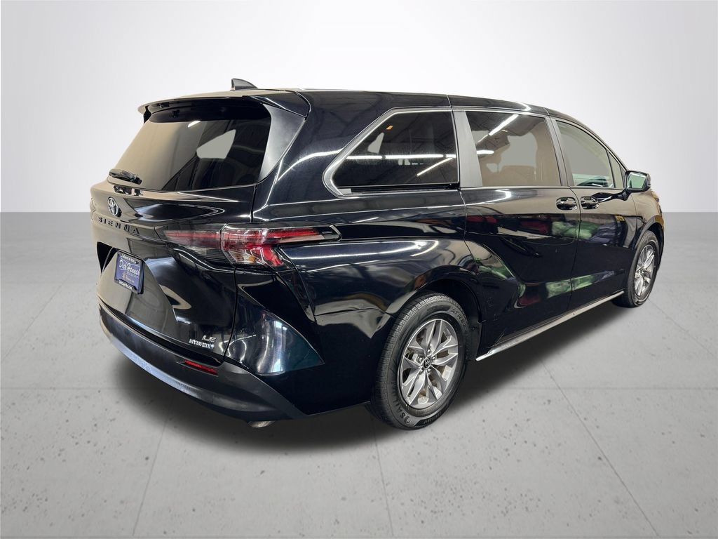 Used 2024 Toyota Sienna LE AWD/4WD image 8