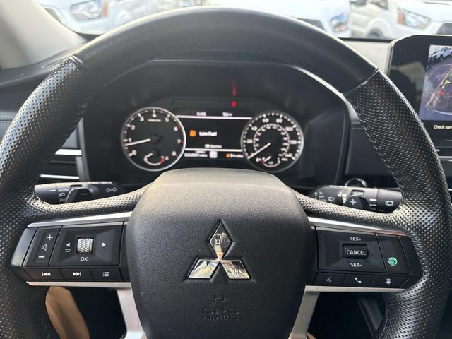 Used 2024 Mitsubishi Outlander SE image 32