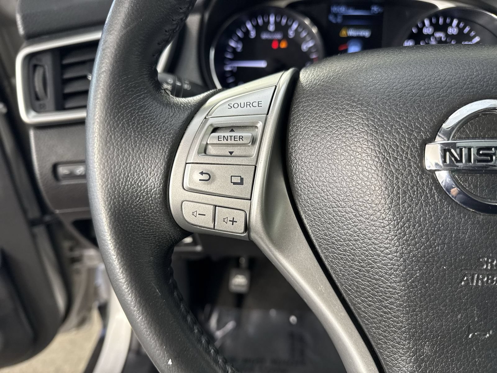 Used 2016 Nissan Rogue SL w/ SL Premium Package AWD/4WD image 12
