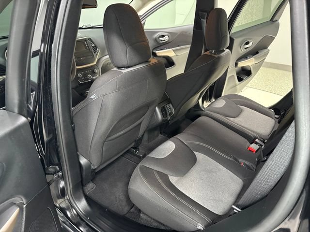 Used 2018 Jeep Cherokee Latitude w/ Safety Group AWD/4WD image 23