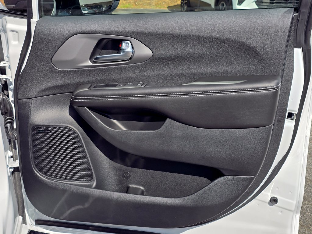 New 2027 Chrysler Pacifica Limited AWD/4WD image 36