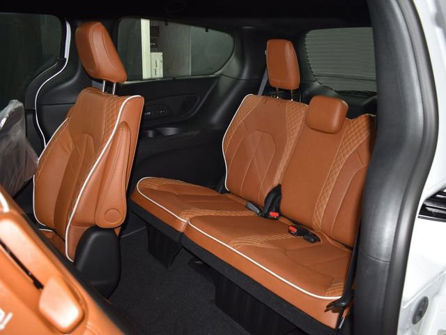 New 2026 Chrysler Pacifica Pinnacle w/ Trailer Tow Group AWD/4WD image 35