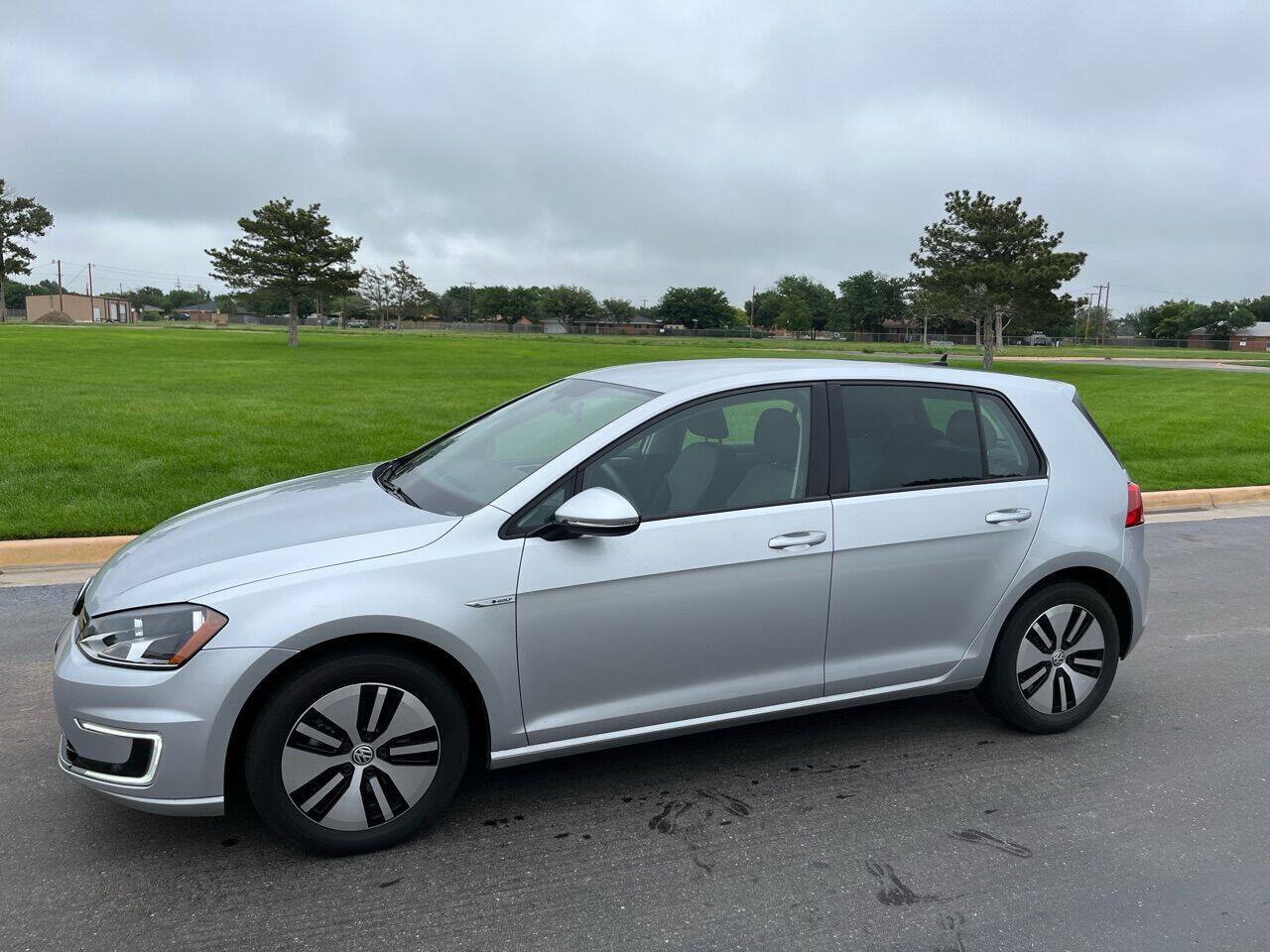 Used 2016 Volkswagen e-Golf SE w/ DC Fast Charging Package FWD image 2