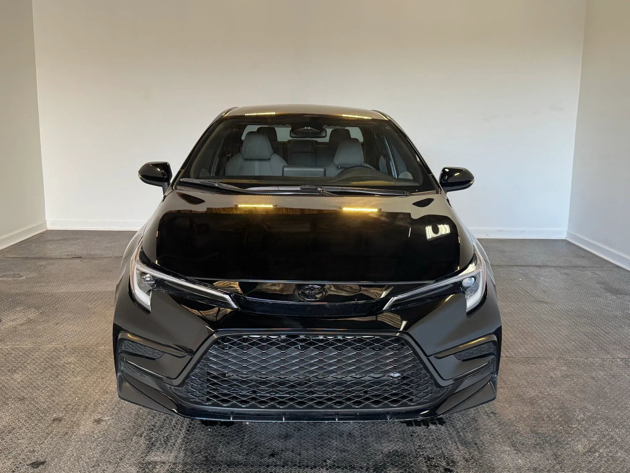 Used 2025 Toyota Corolla SE image 2