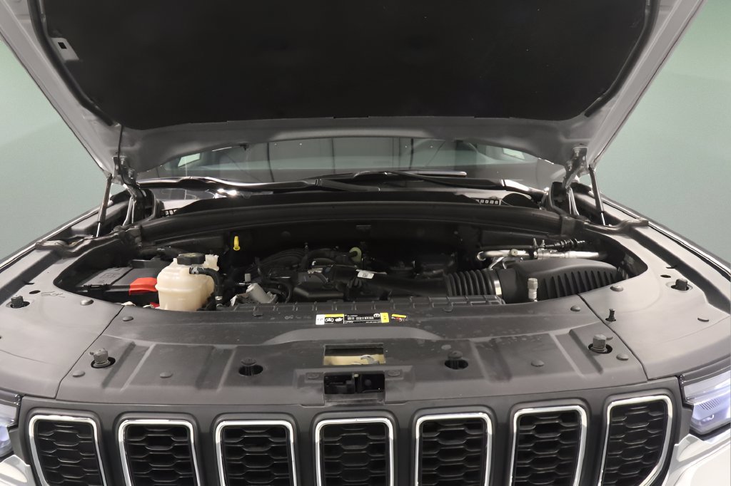 Certified 2024 Jeep Grand Cherokee Laredo w/ Luxury Tech Group I AWD/4WD image 22