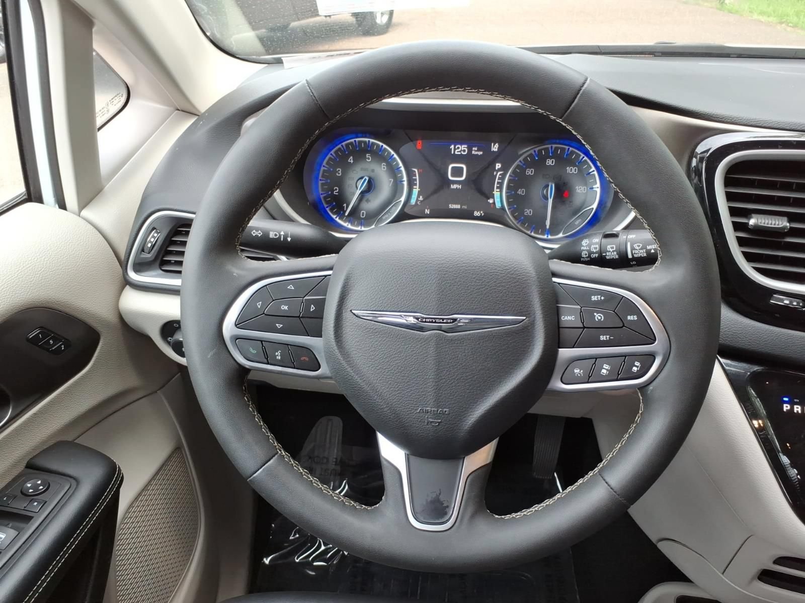 Used 2024 Chrysler Pacifica Touring-L FWD image 25