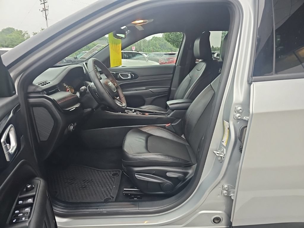 Used 2025 Jeep Compass Trailhawk AWD/4WD image 9