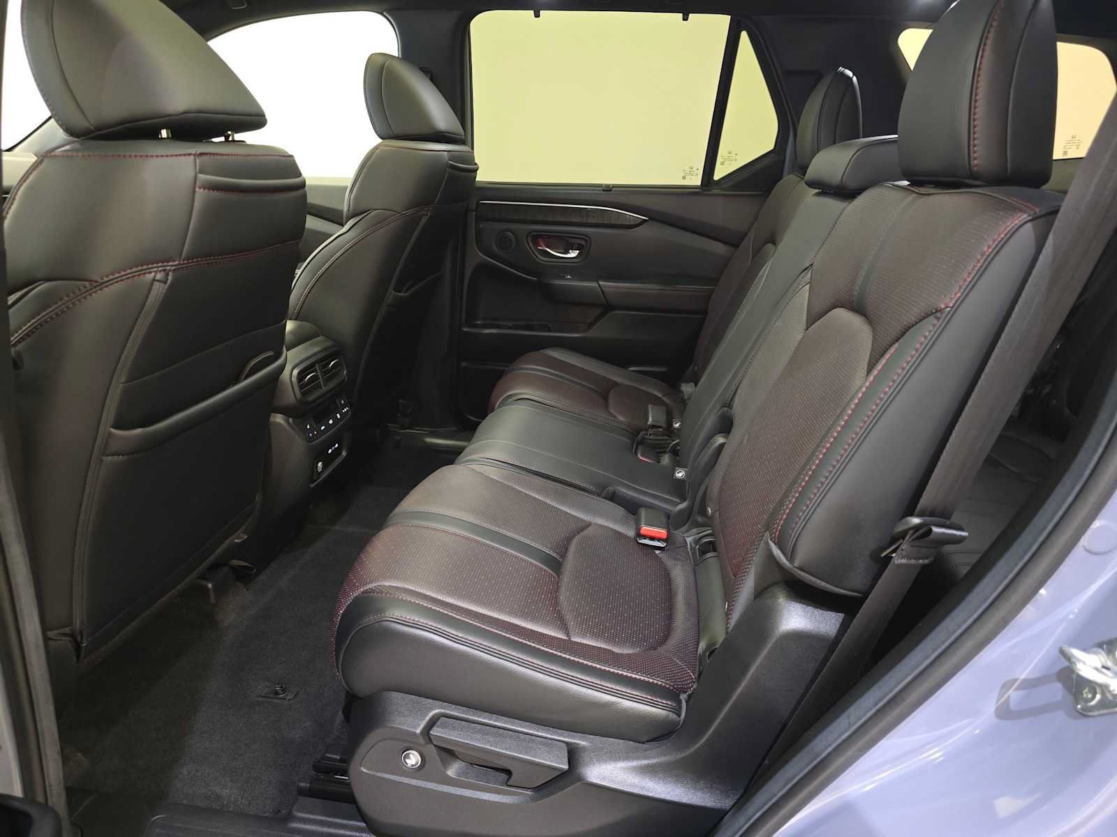 Used 2025 Honda Pilot Black Edition image 25