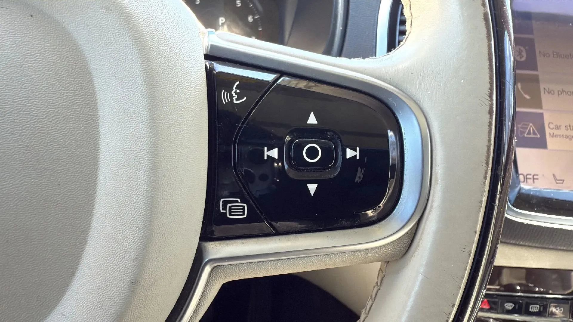 Used 2016 Volvo XC90 T6 Momentum w/ Momentum Plus Package AWD/4WD image 11