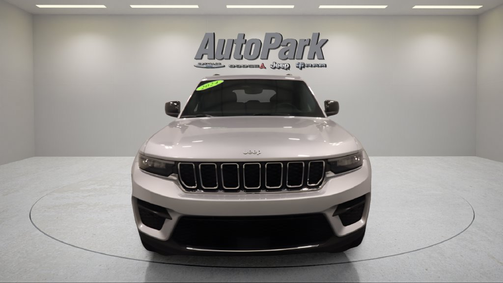 Certified 2024 Jeep Grand Cherokee Laredo w/ Luxury Tech Group I AWD/4WD image 2