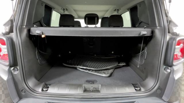 Used 2018 Jeep Renegade Latitude AWD/4WD image 19