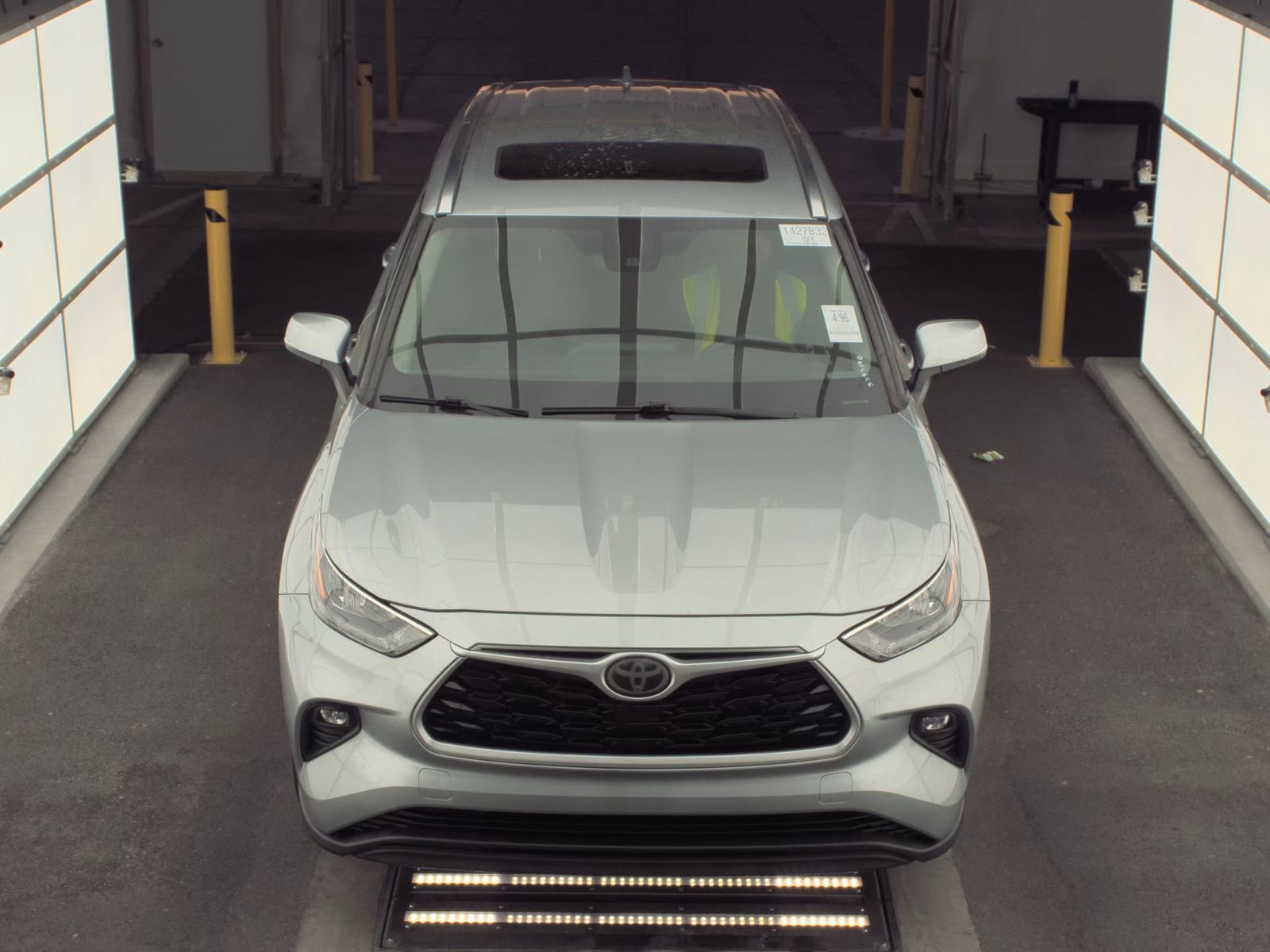 Used 2020 Toyota Highlander XLE image 2