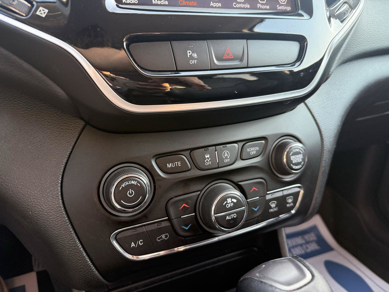 Used 2020 Jeep Cherokee Limited AWD/4WD image 23