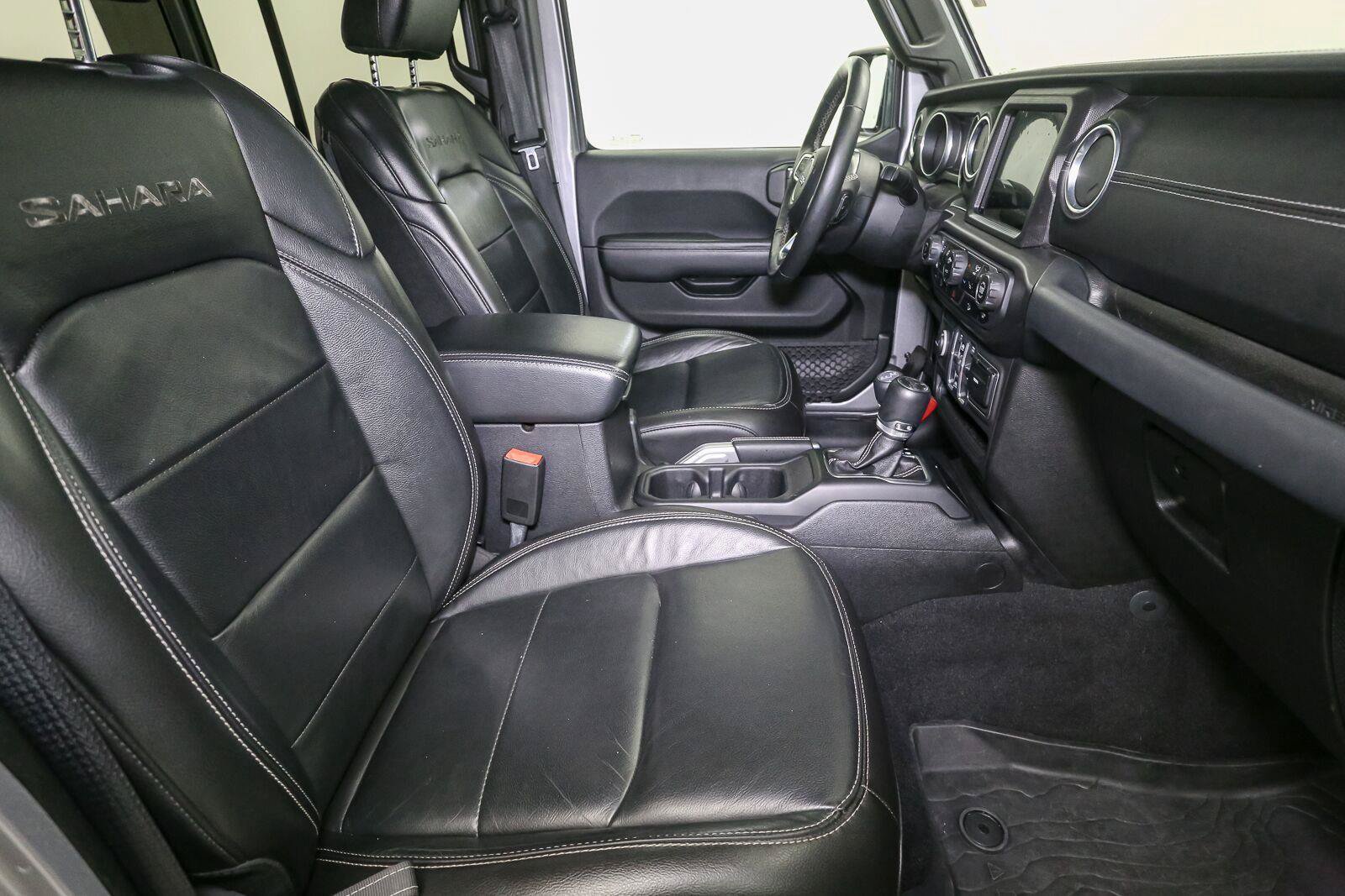 Used 2018 Jeep Wrangler Unlimited Sahara w/ Uconnect 4C Nav & Sound Group AWD/4WD image 17