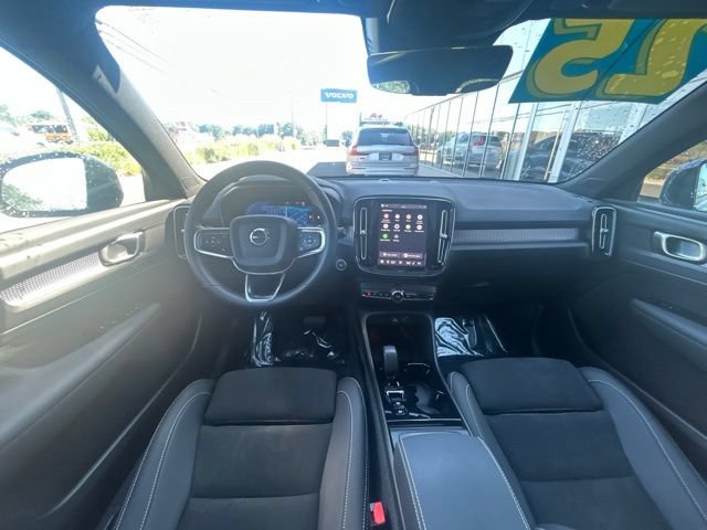 Certified 2025 Volvo XC40 B5 Plus AWD/4WD image 19