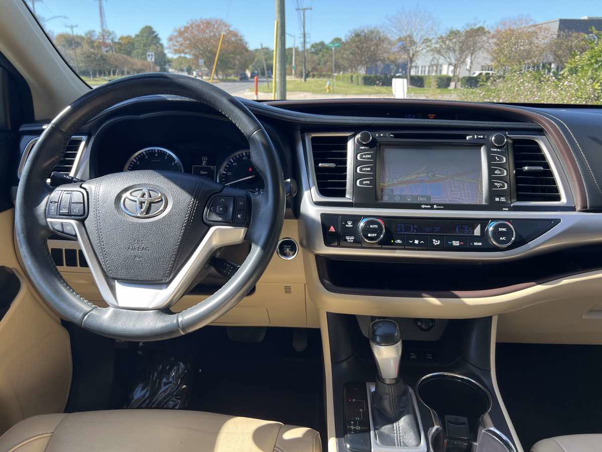 Used 2015 Toyota Highlander XLE image 2