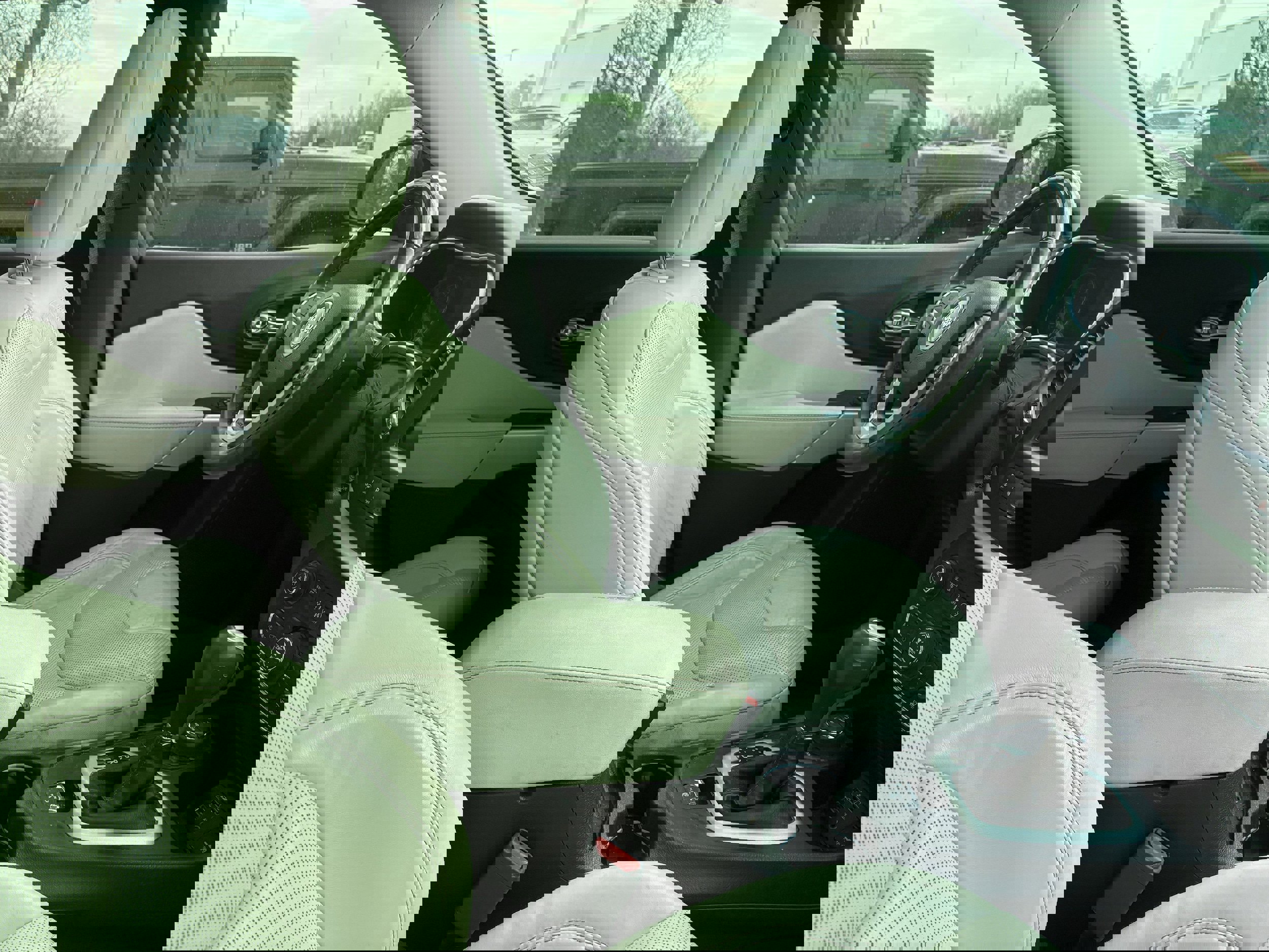 Used 2018 Jeep Cherokee Overland w/ Technology Group image 10