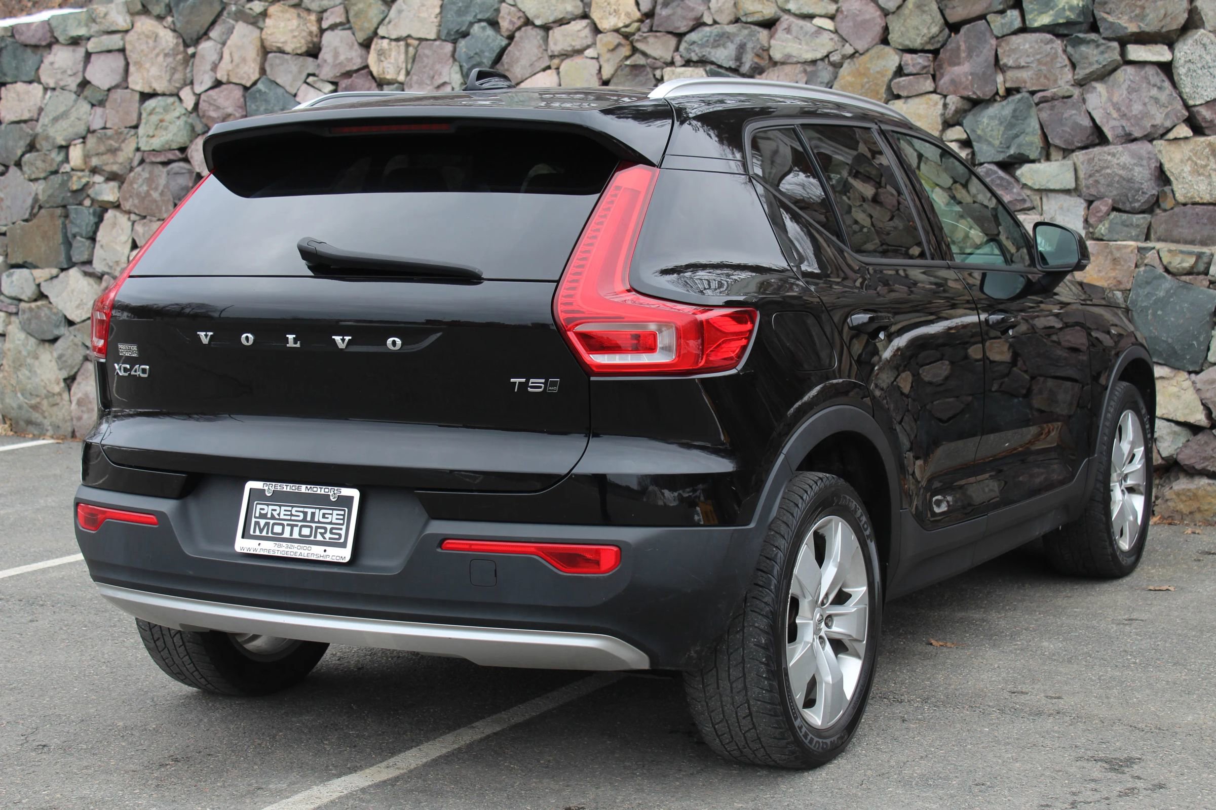 Used 2019 Volvo XC40 T5 Momentum image 9