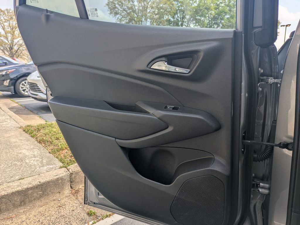 Used 2025 Chevrolet Trax LT w/ LT Convenience Package image 25