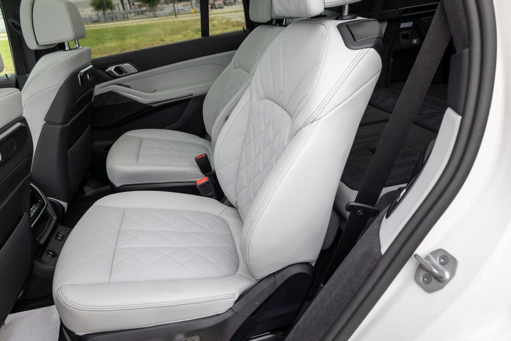 Used 2026 BMW X7 xDrive40i w/ M Sport Package AWD/4WD image 11