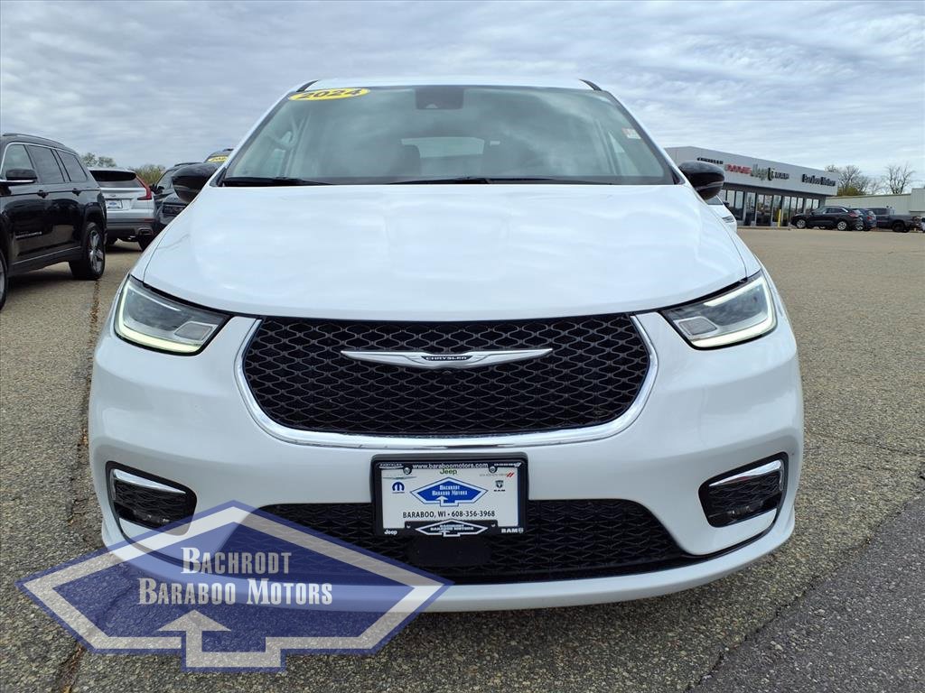 Used 2024 Chrysler Pacifica Select image 9