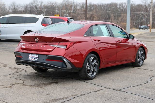 Used 2024 Hyundai Elantra Limited image 3